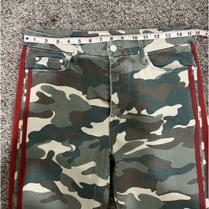 EUC MOTHER DENIM CAMO PANTS SIZE 31